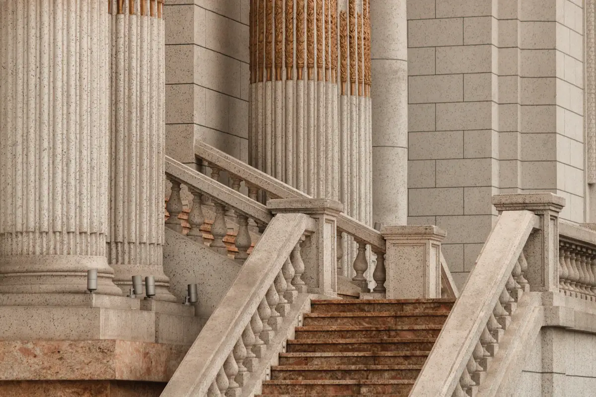 Escalinata y columnas de un edificio judicial clásico